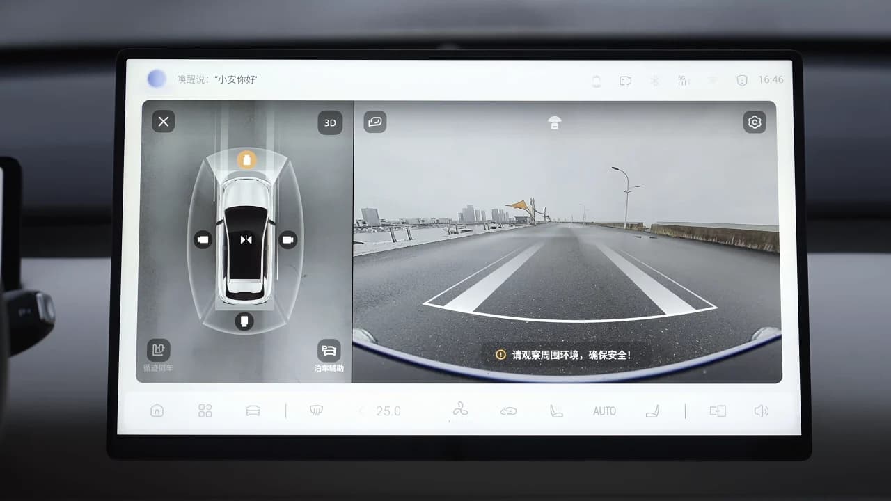 Pantalla del Q05 mostrando el entorno con líneas de maniobra y vista superior