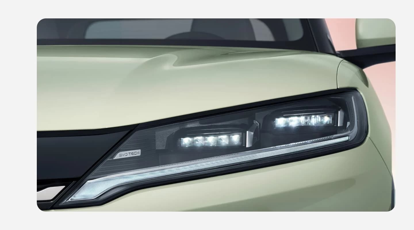 Primer plano de los faros delanteros del BYD Yuan Up
