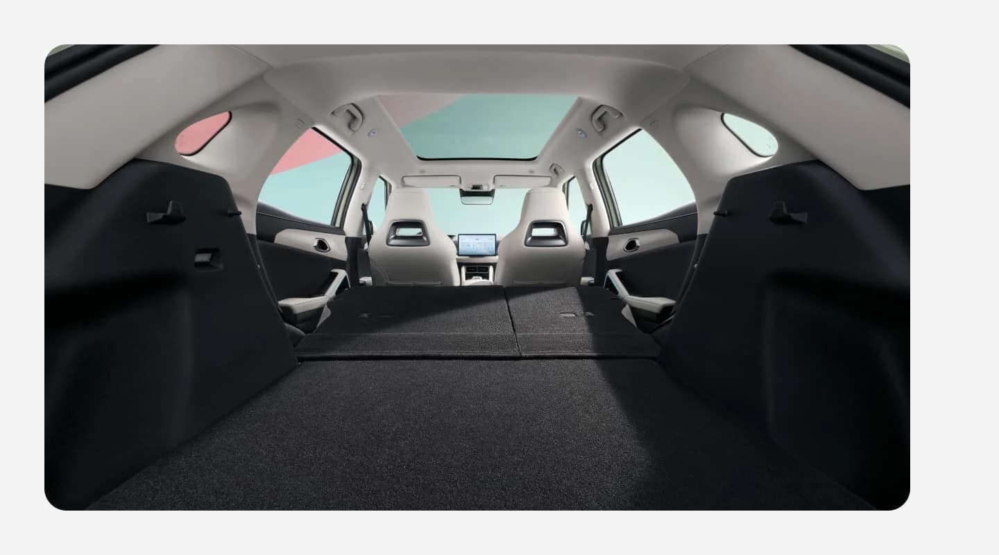 Espacio de carga del BYD Yuan Up con los respaldos traseros abatidos